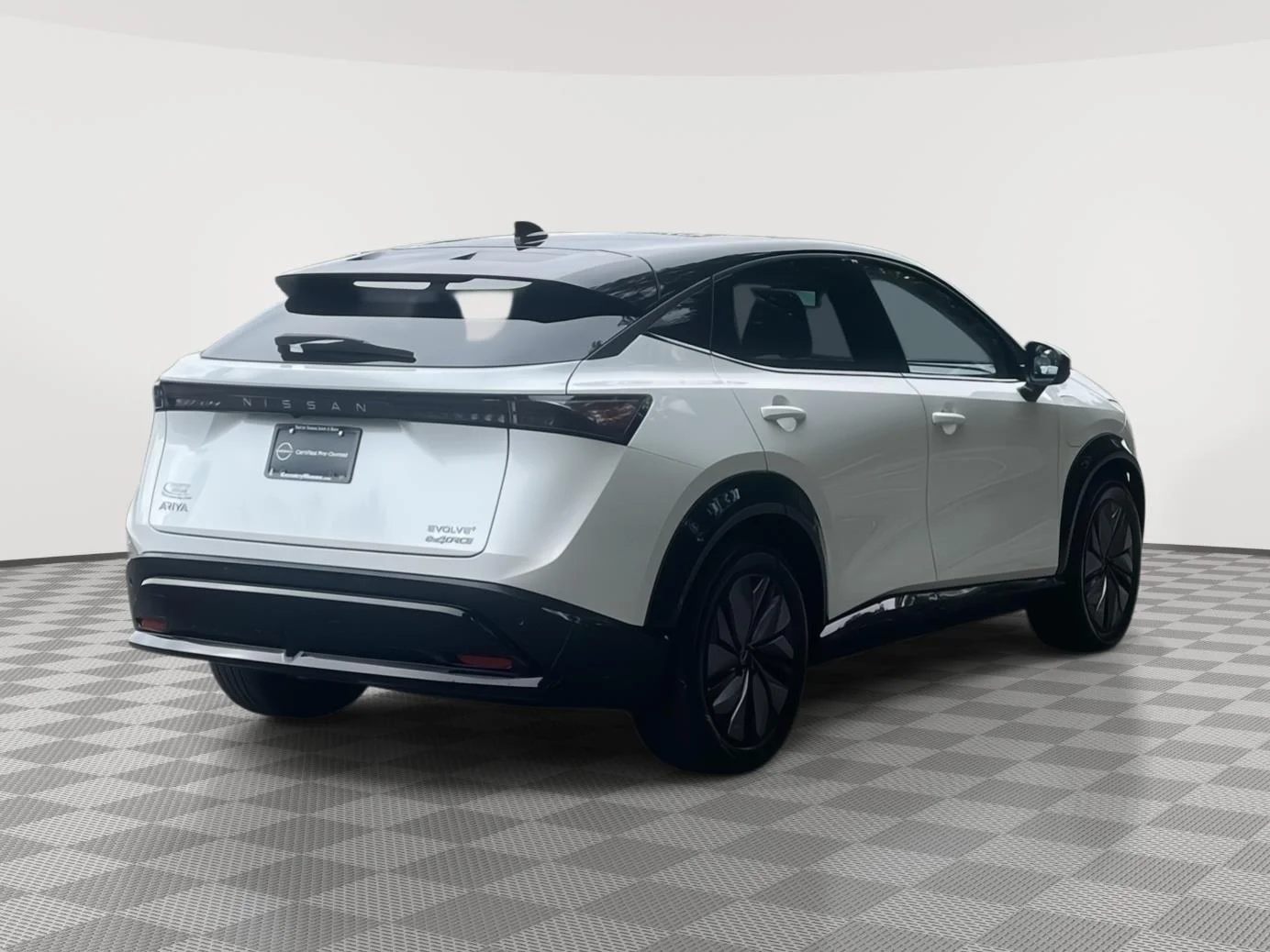 Used 2025 Everest White Pearl Tricoat/Black Diamond Pearl Nissan EVOLVE+ image 5