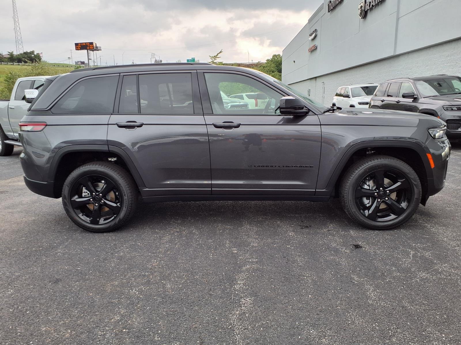 New 2026 Baltic Gray Metallic Clear-Coat Exterior Paint Jeep Limited image 3