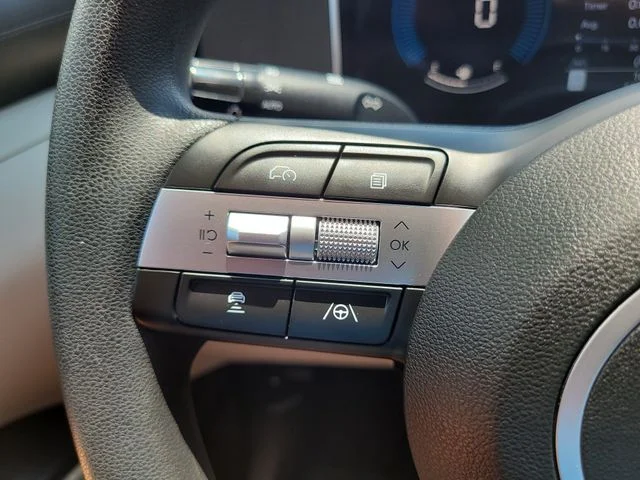 Used 2025 Silver Hyundai SE image 28