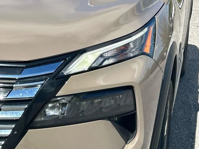 Used 2025  Nissan SV image 10