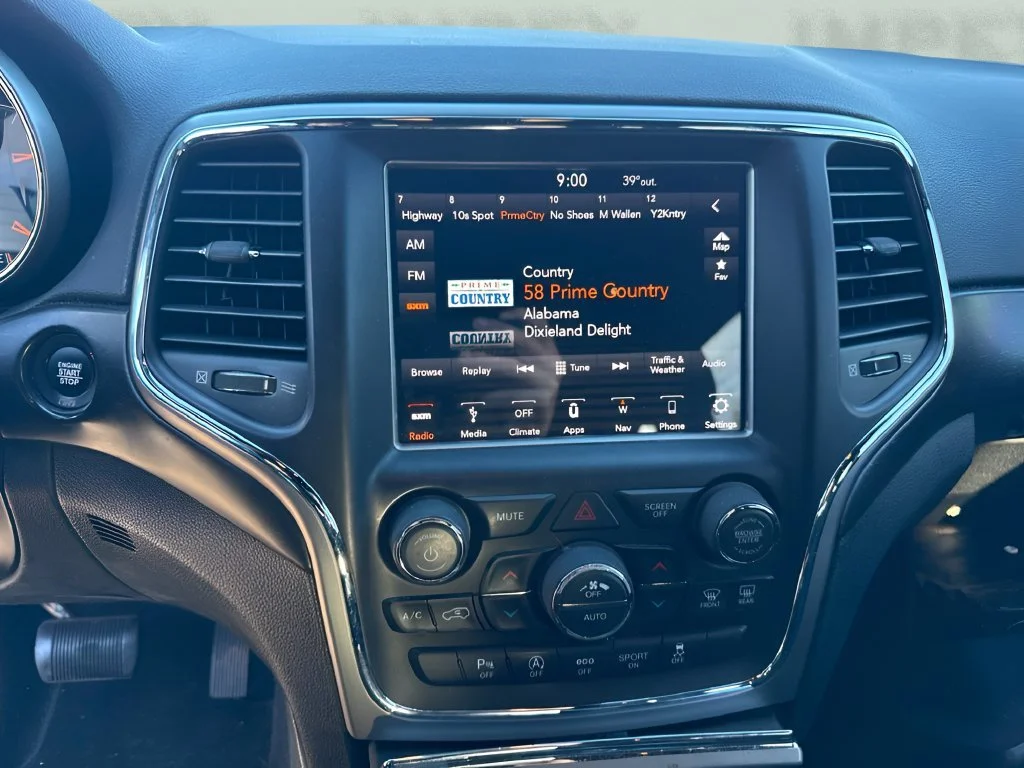 Used 2018  Jeep Laredo E image 12