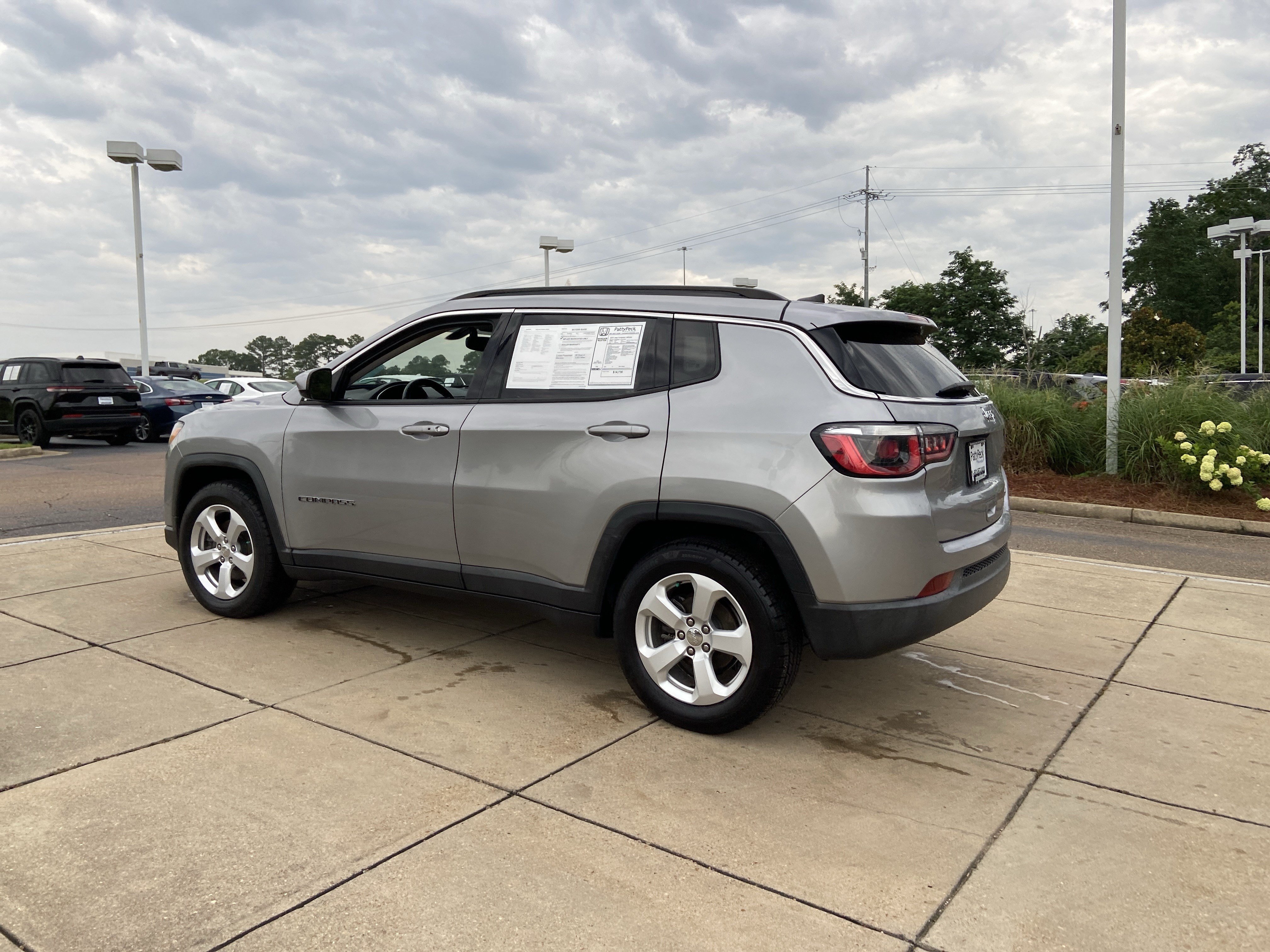 Used 2019 Billet Silver Metallic Clearcoat Jeep Latitude image 8