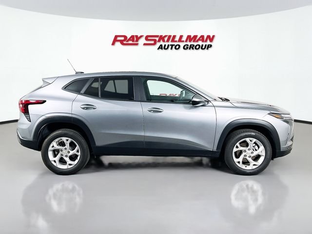 2025 Chevrolet Trax LS - Photo 8