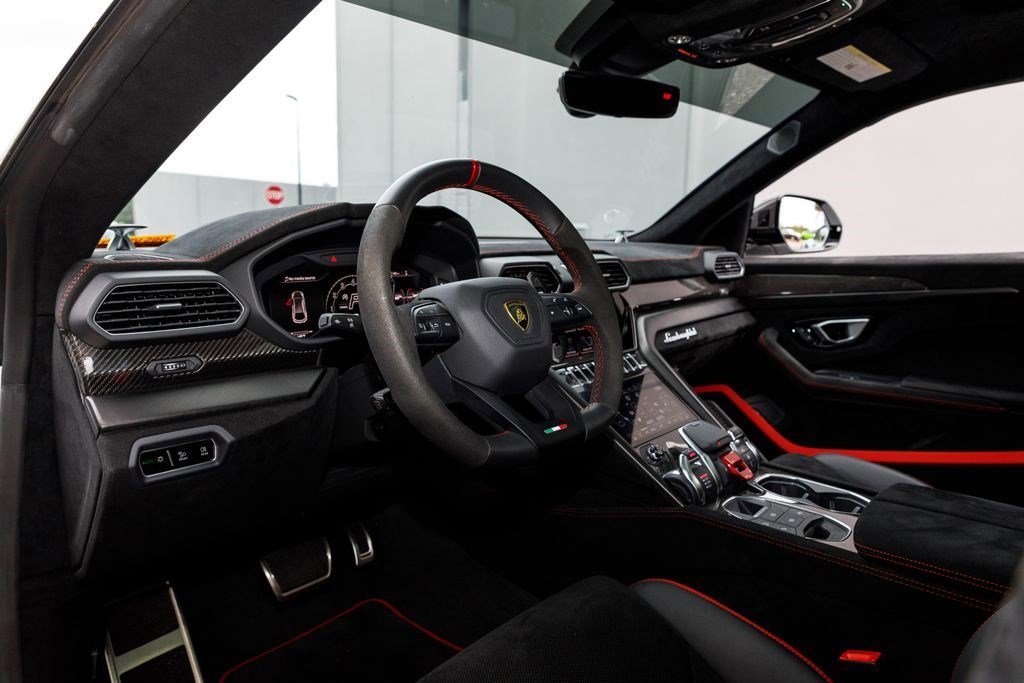 Used 2024 White Lamborghini Performante image 9