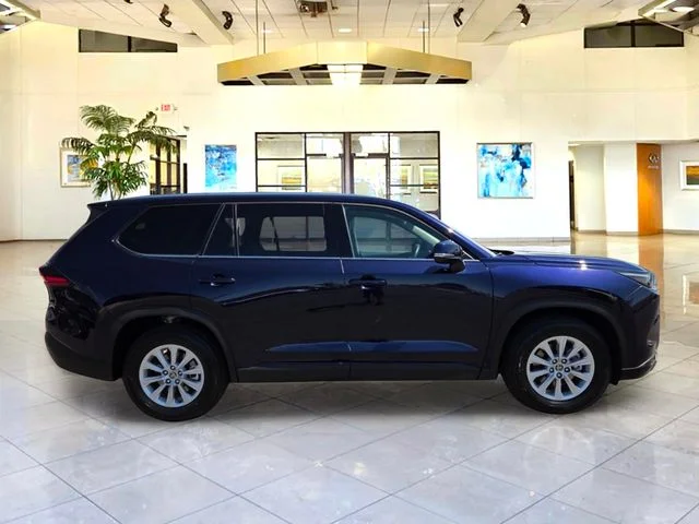 Used 2025  Toyota XLE image 4