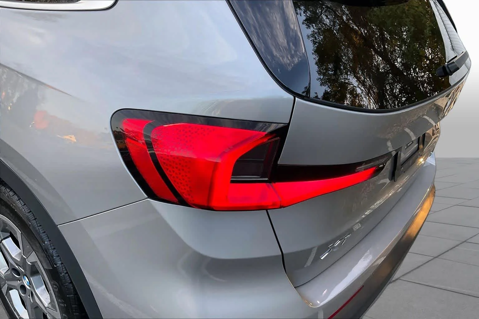 Used 2023 Space Silver Metallic BMW xDrive28i image 27