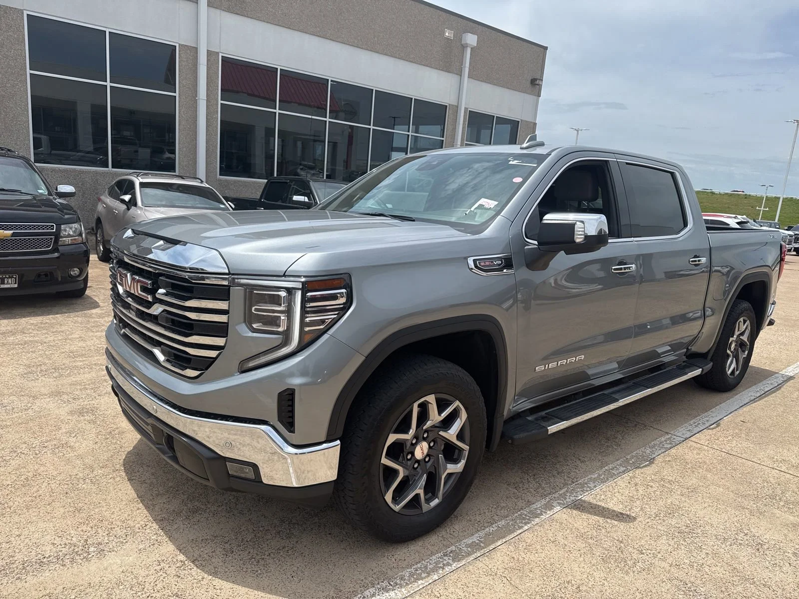 2025 GMC Sierra 4WD Crew Cab Standard Box SLT's photo