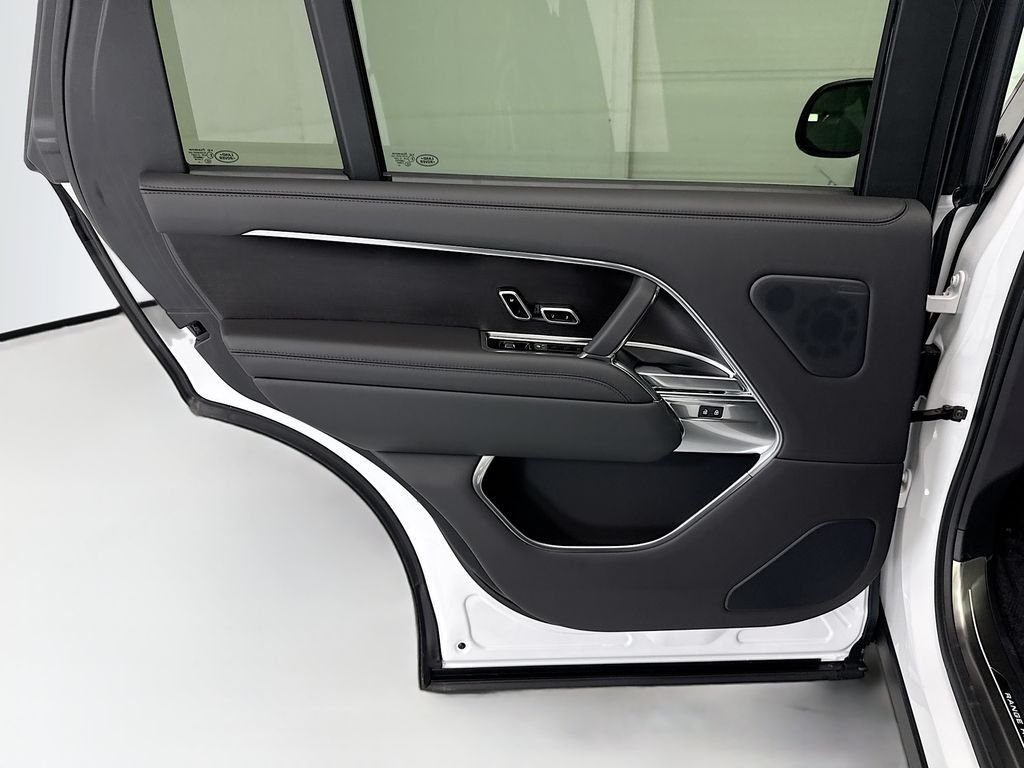 New 2026 Ostuni Pearl White LAND ROVER SE LWB 7-Seats / V8 image 26
