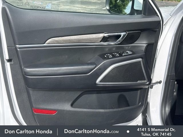 Used 2022 White Pearl Kia EX image 9