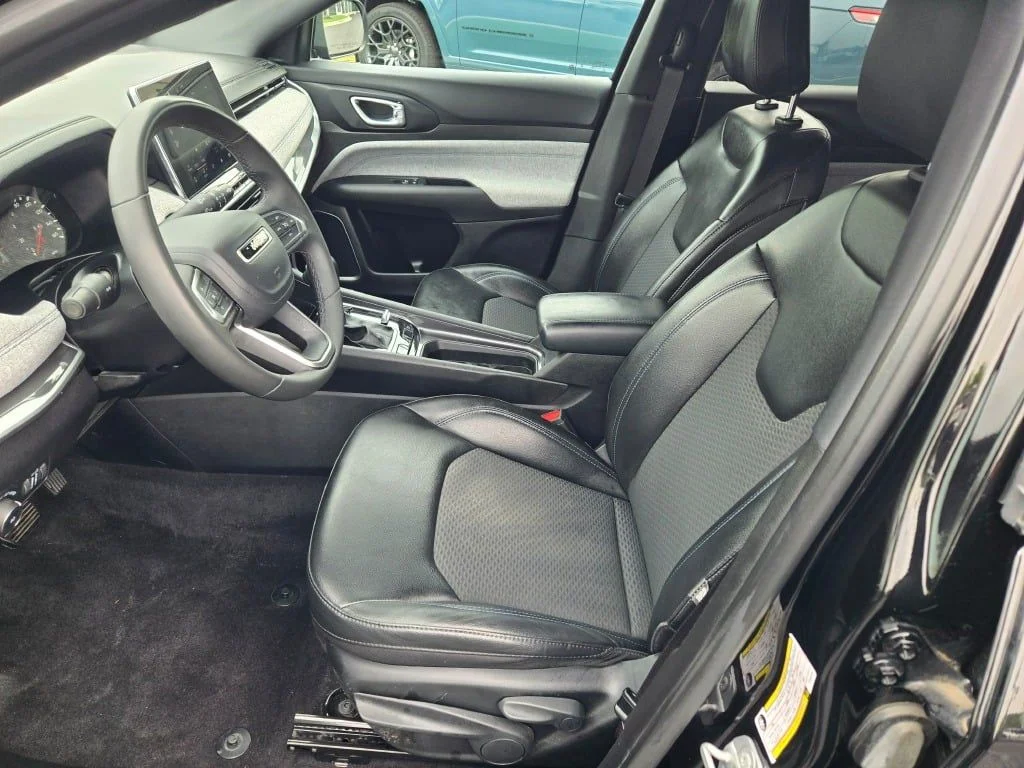Used 2023 Black Jeep Latitude image 23