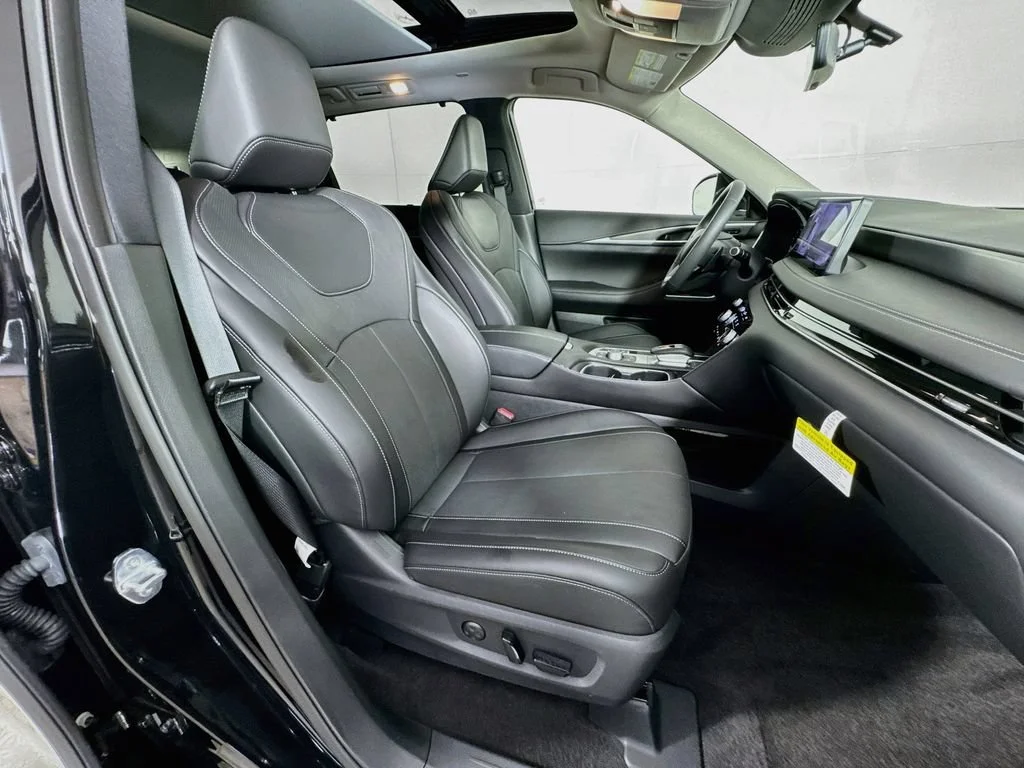 Certified Used 2026 Black INFINITI LUXE image 40