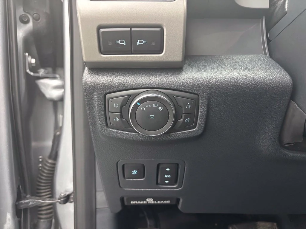 Used 2022 Silver Ford Lariat image 27
