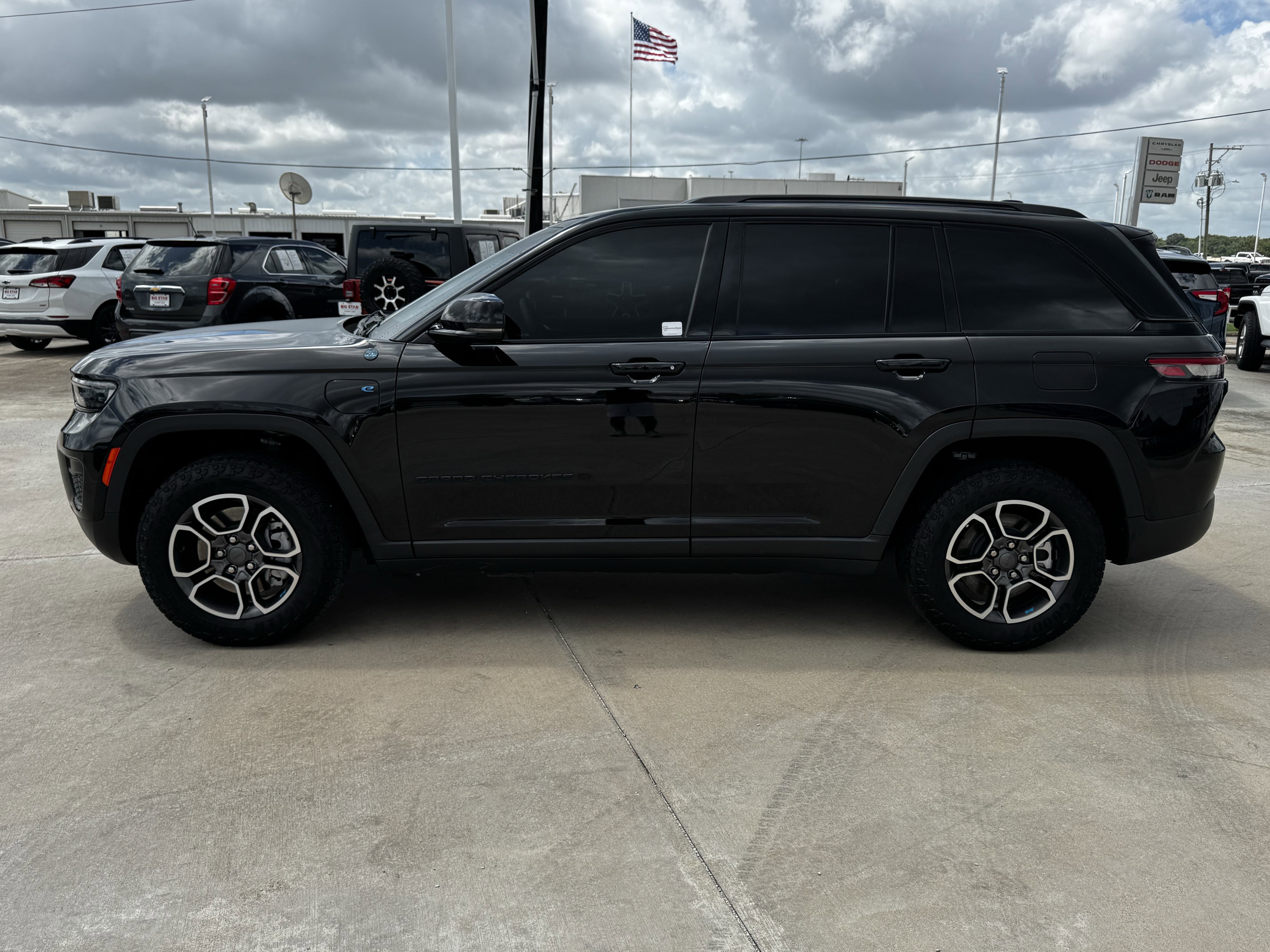 Used 2022 Diamond Black Crystal Pearlcoat Jeep Trailhawk image 6