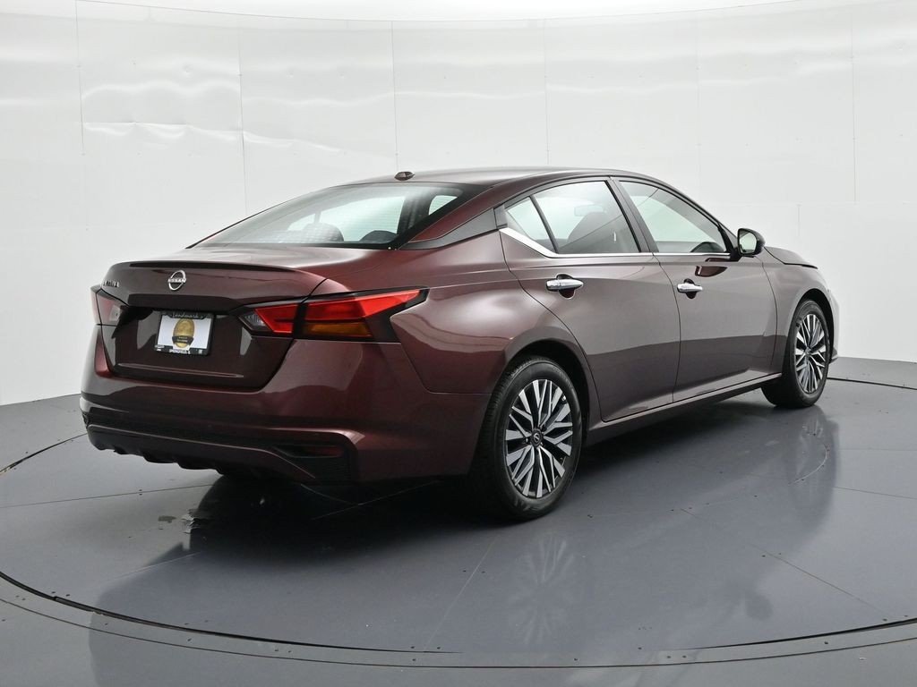Used 2025 Garnet Pearl Nissan SV FWD image 5