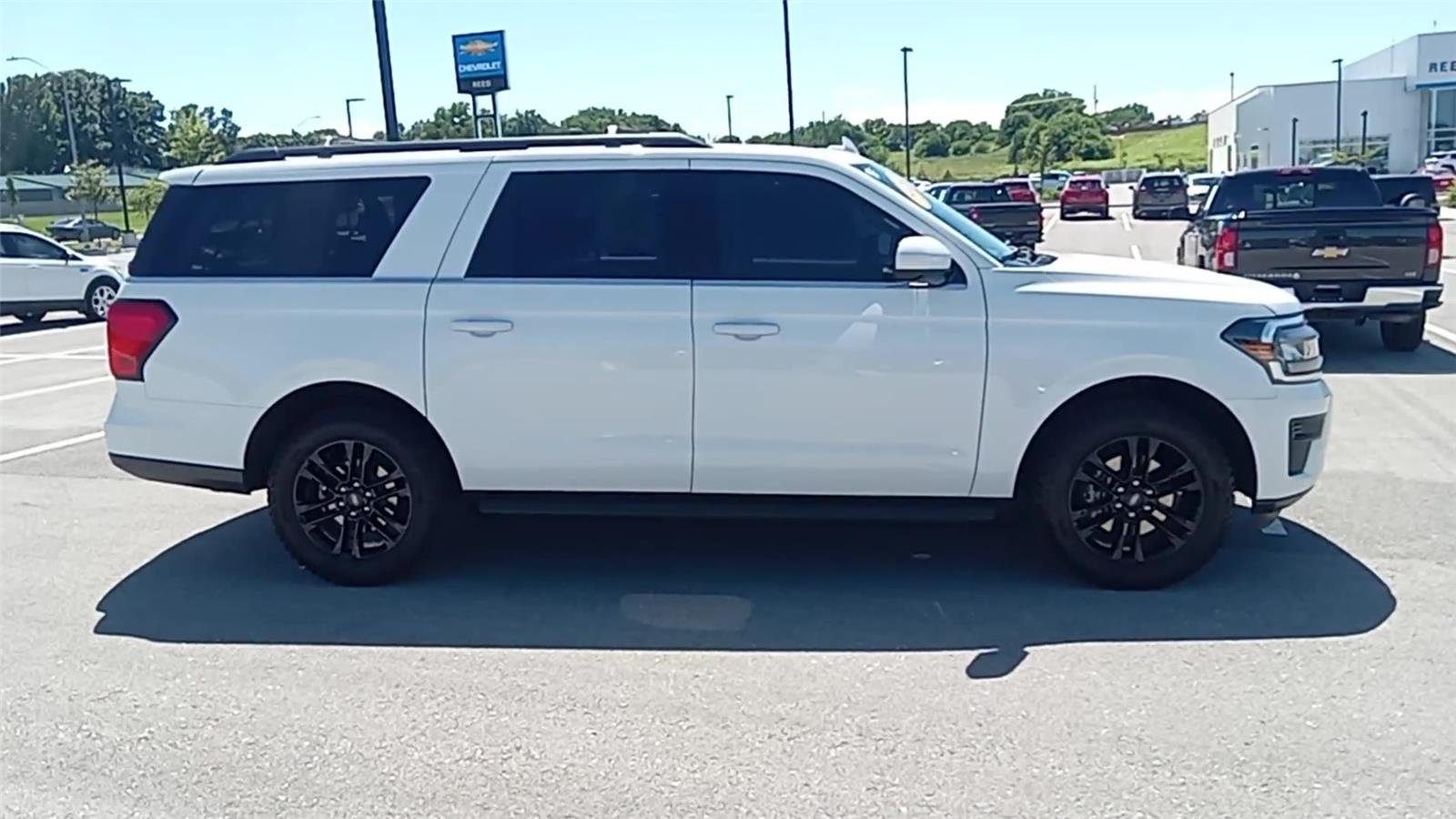 Used 2024 Ford Expedition XLT with VIN 1FMJK1J87REA98206 for sale in Kansas City
