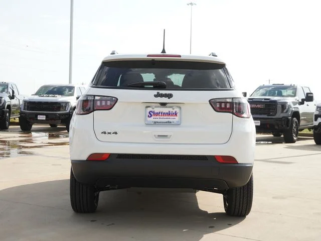 New 2026 Bright White Clear-Coat Exterior Paint Jeep Latitude image 4