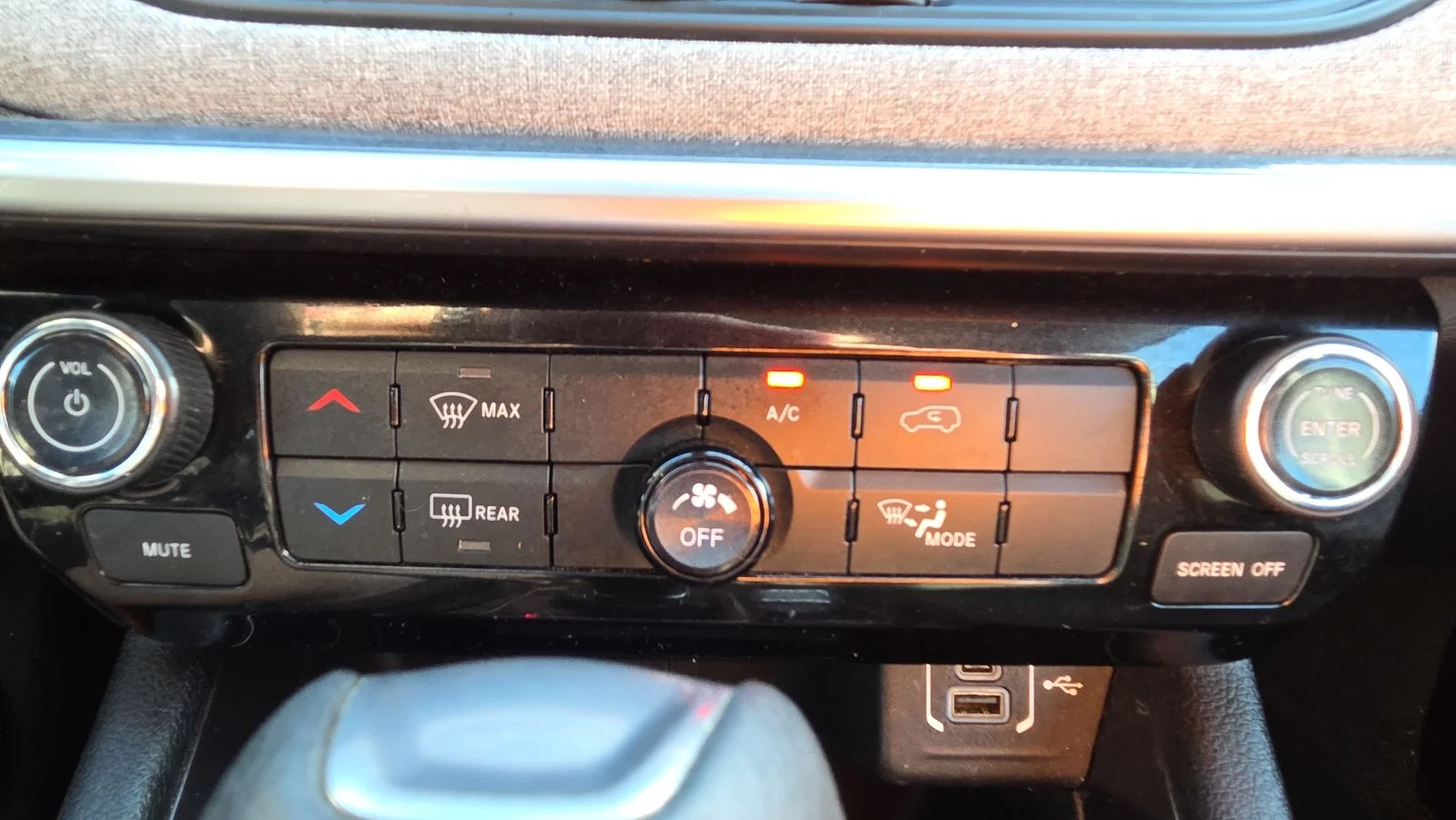Used 2022 White Jeep Sport image 28