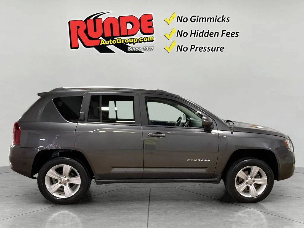 Used 2017 Granite Crystal Clearcoat Metallic Jeep Latitude image 7