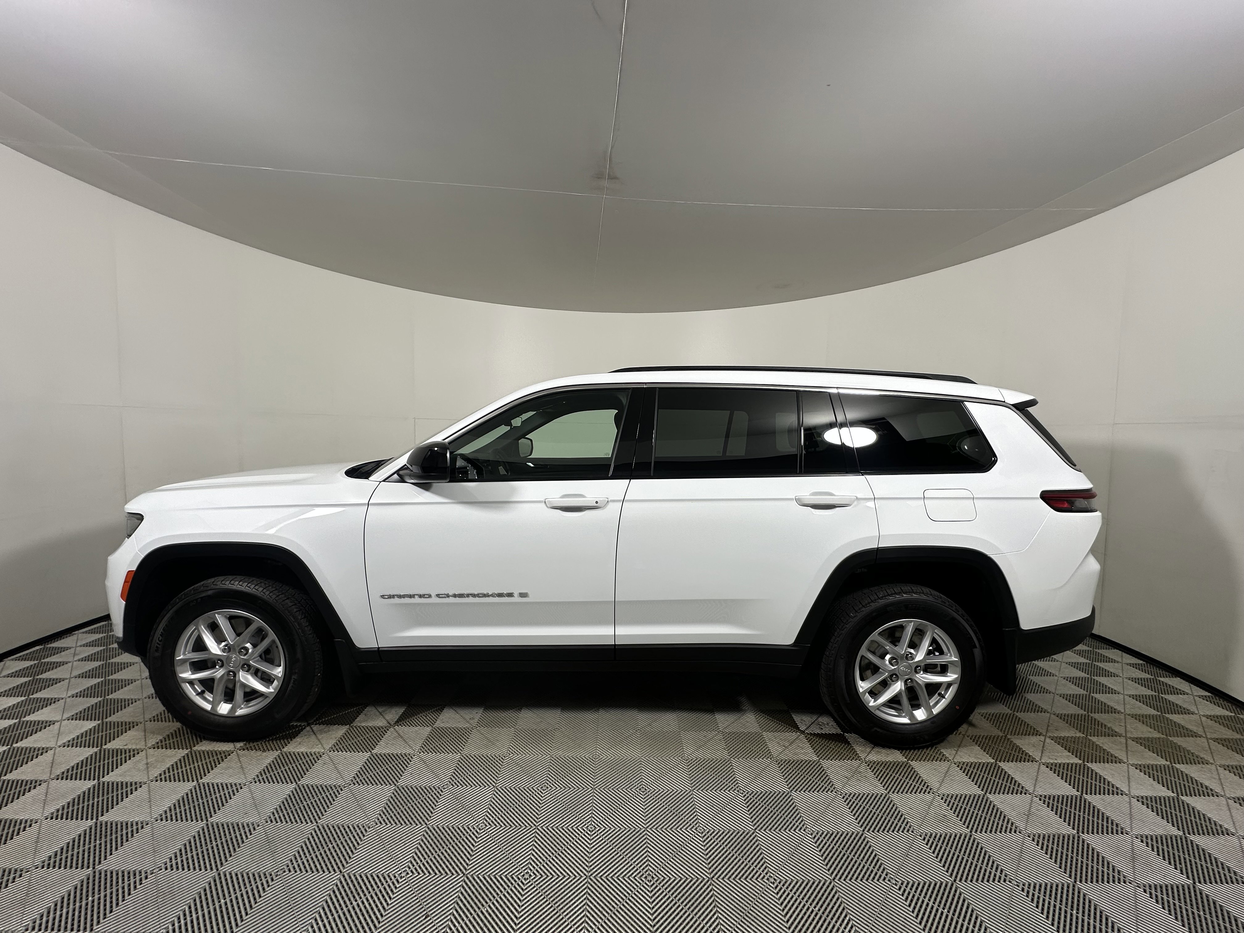 New 2026 Bright White Clear-Coat Exterior Paint Jeep Laredo X image 4