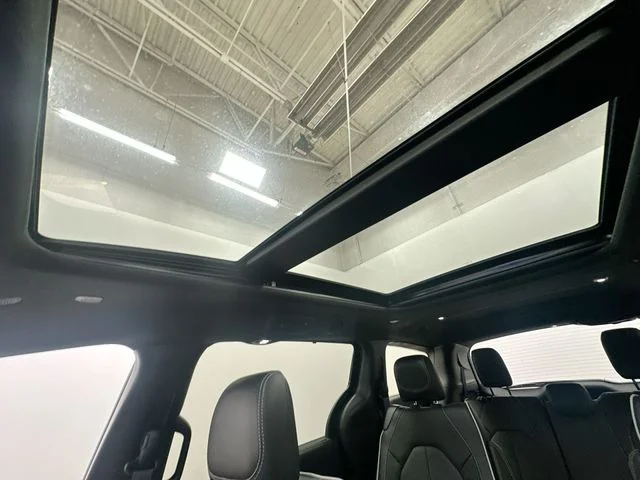 New 2026 Diamond Black Crystal Pearl-Coat Exterior Paint Chrysler Limited image 17