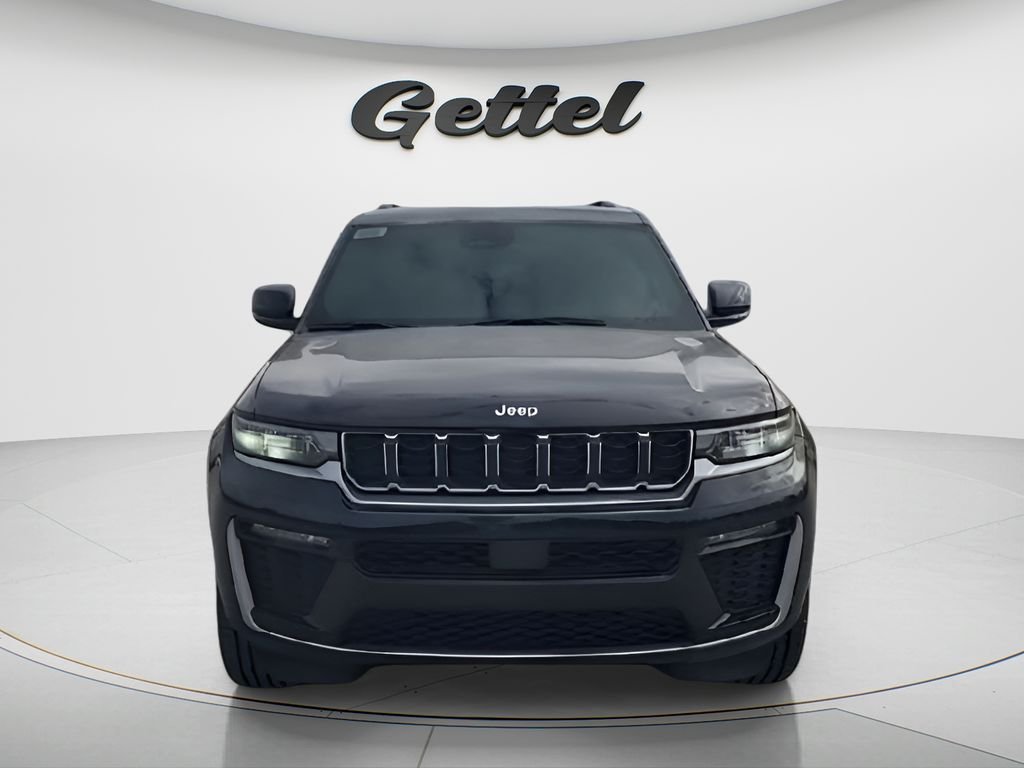 New 2026 Diamond Black Crystal Pearl-Coat Exterior Paint Jeep Limited image 3
