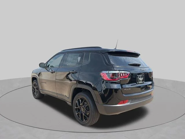 New 2026 Diamond Black Crystal Pearl-Coat Exterior Paint Jeep Latitude image 6