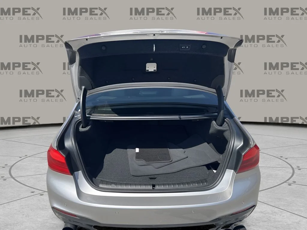 Used 2019 Silver BMW M550i xDrive image 32