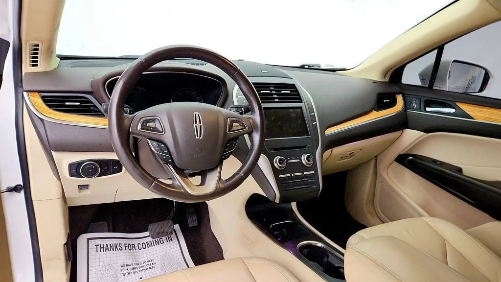 Used 2015 White Platinum Metallic Tri-Coat Lincoln AWD 4dr image 12