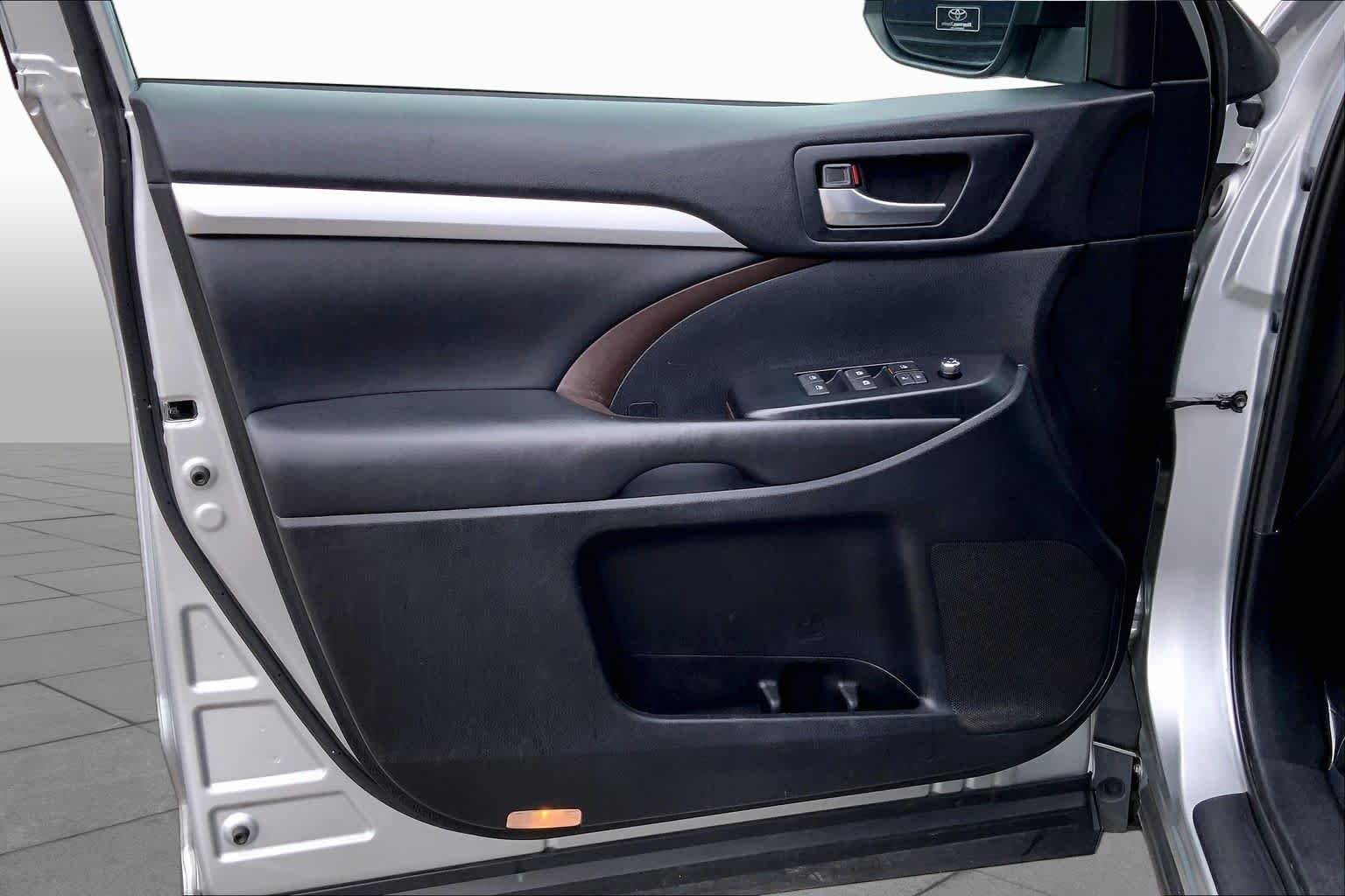 Used 2019 Celestial Silver Metallic Toyota XLE image 19