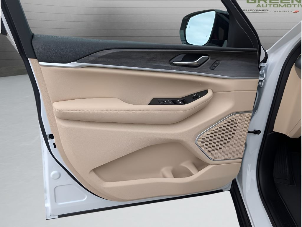 New 2026 Bright White Clear-Coat Exterior Paint Jeep Limited image 14