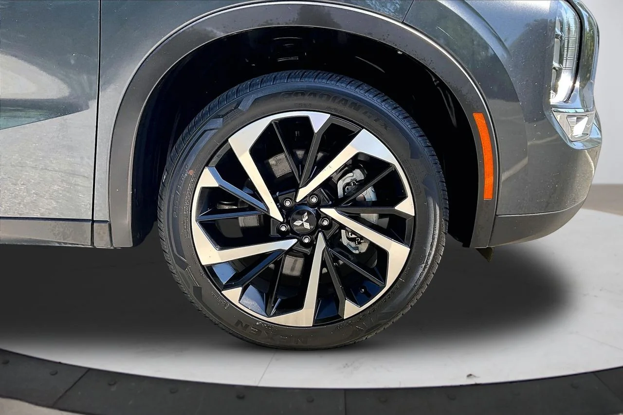 Certified Used 2024  Mitsubishi SE image 35