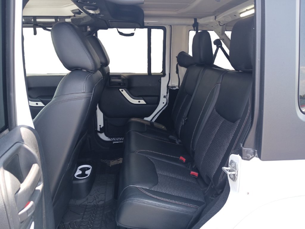 Used 2016 White Jeep Unlimited Sahara image 31