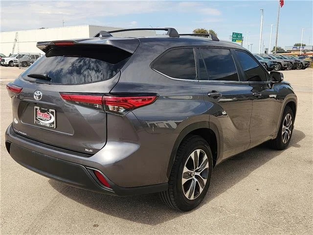 Used 2023 Magnetic Gray Metallic Toyota XLE Front-Wheel Drive image 4