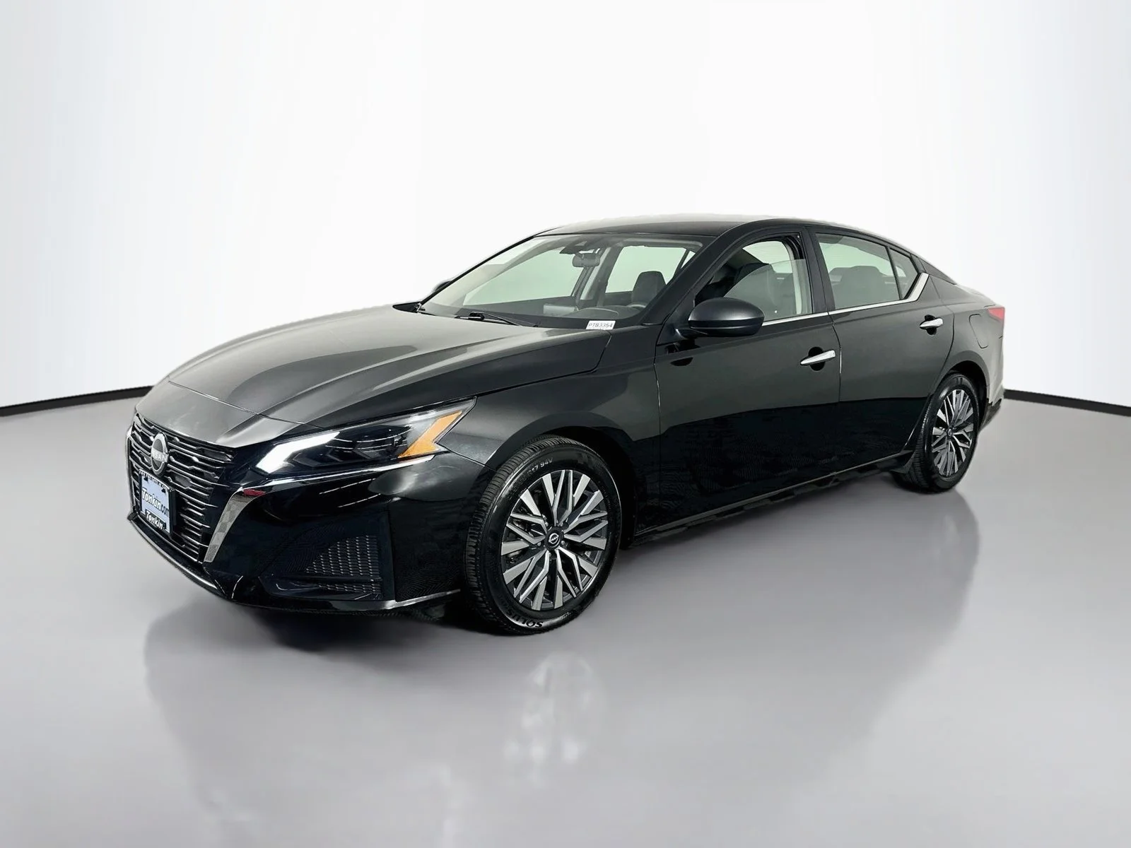 Used 2025 Super Black Clearcoat Nissan 2.5 SV image 3