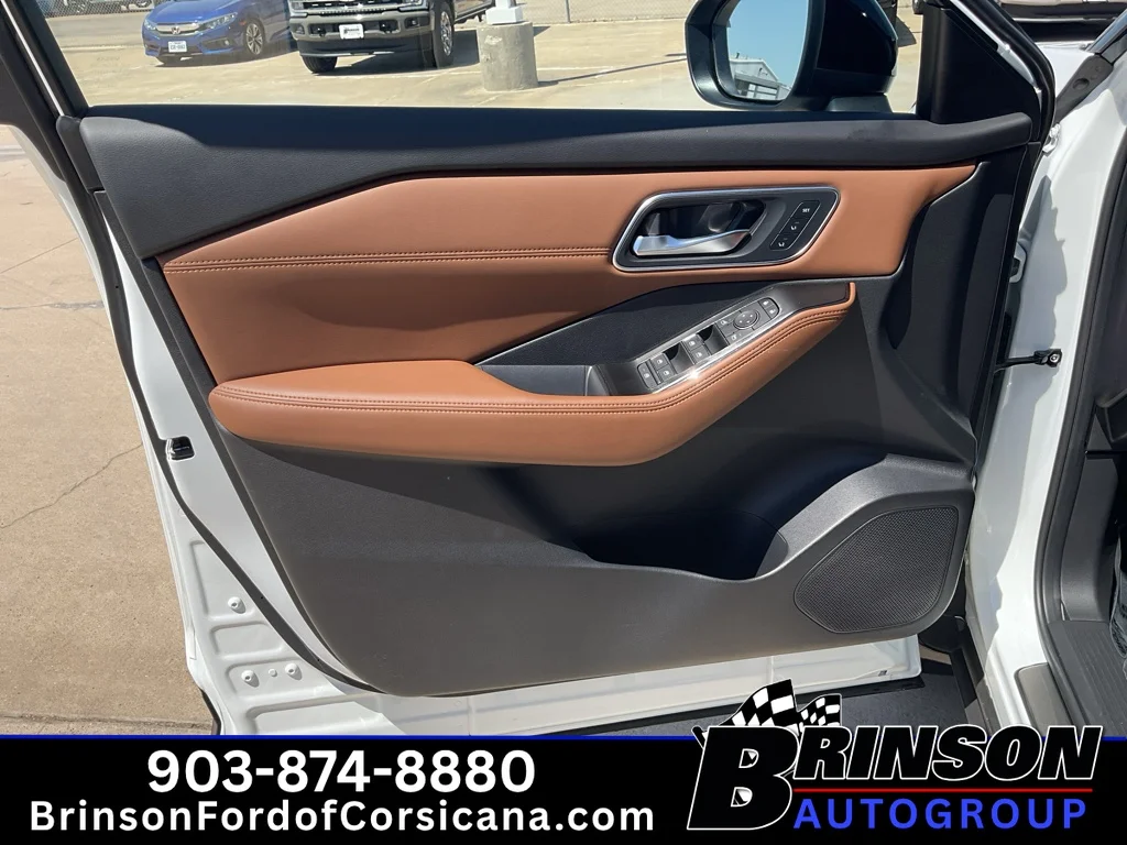 Used 2026 Everest White Pearl/Super Black Nissan Platinum image 25