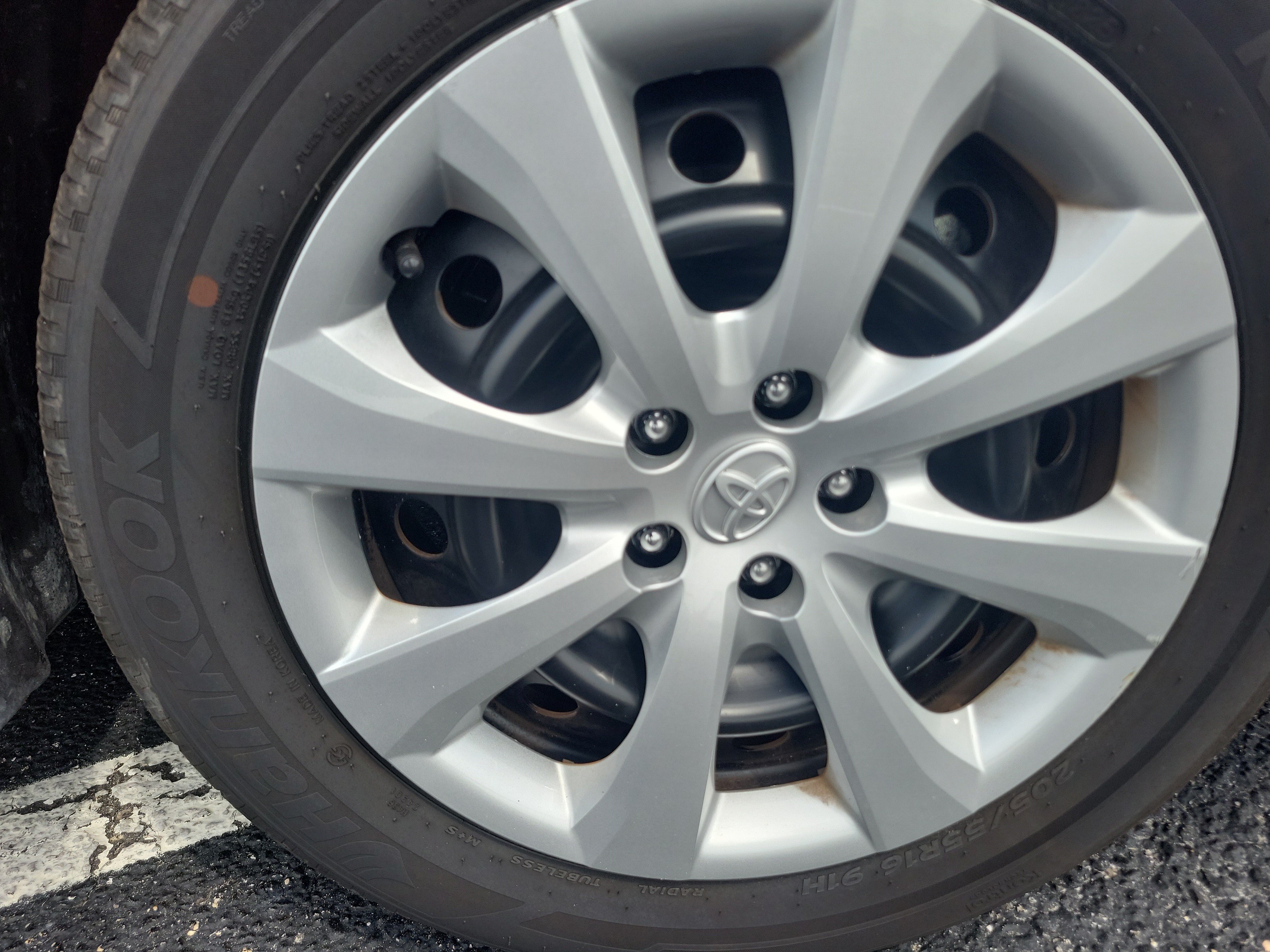 Used 2025 Pearl Toyota LE image 7