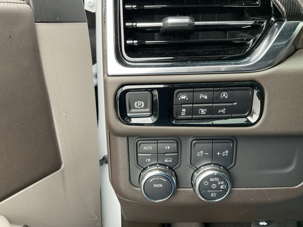 Used 2025 Summit White GMC Elevation image 22