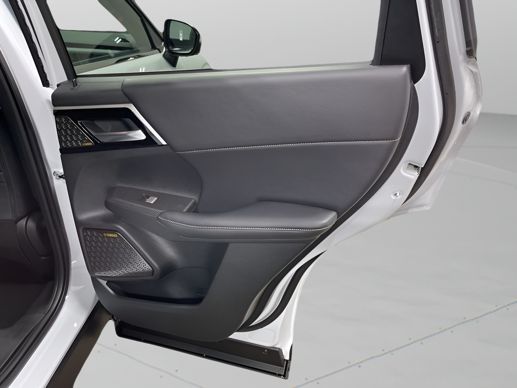 New 2026 White Diamond Mitsubishi SE image 34