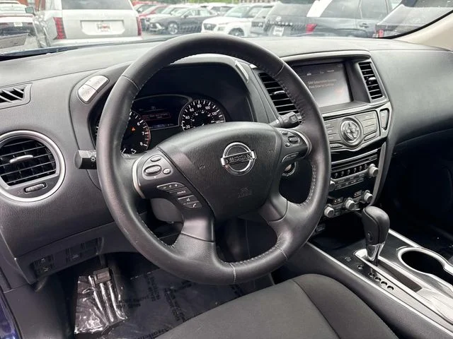 Used 2020 Blue Nissan SV image 2