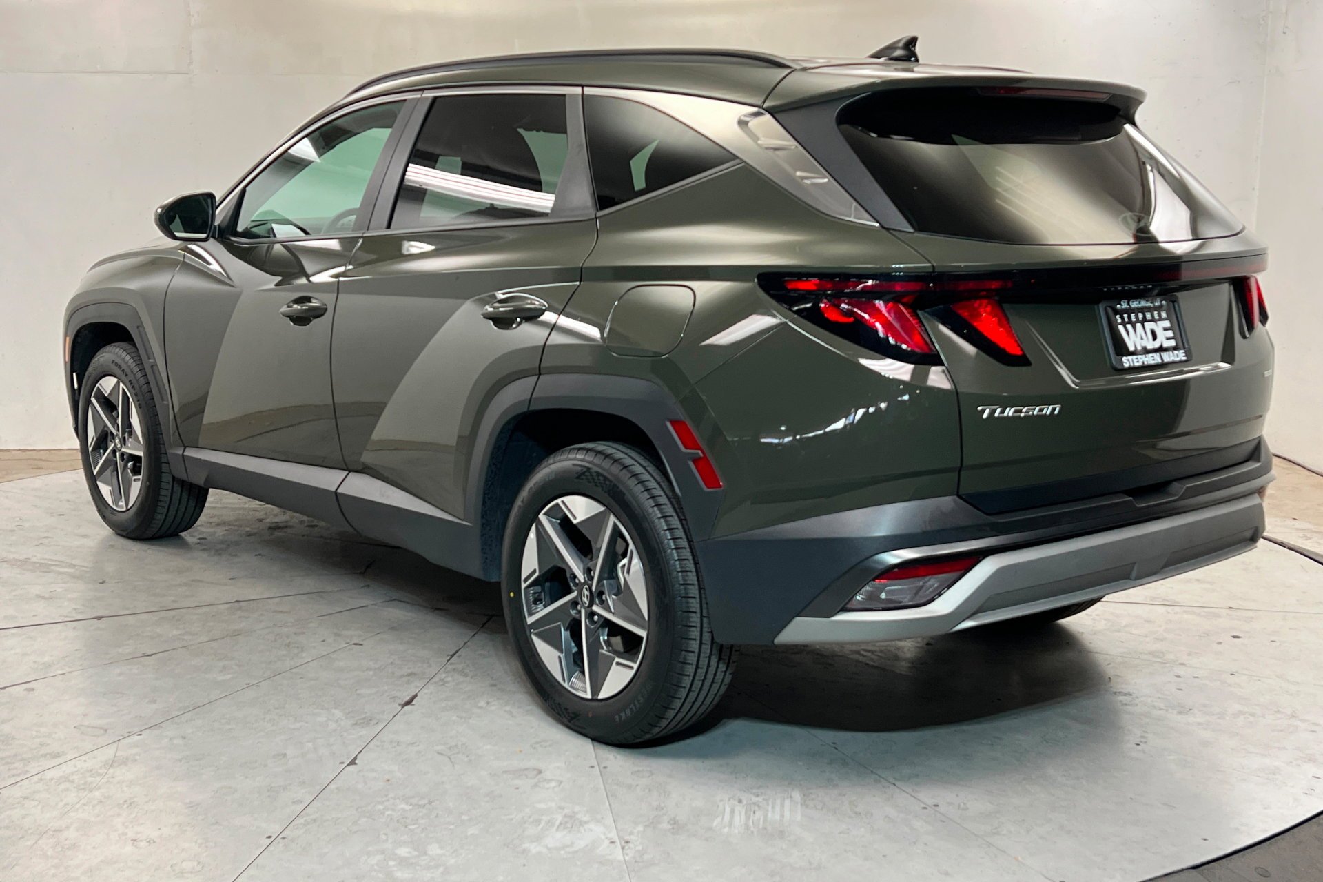 Used 2025 Rockwood Green Hyundai SEL image 3