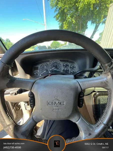 Used 2001 Silver GMC Denali Sport Utility 4D image 17
