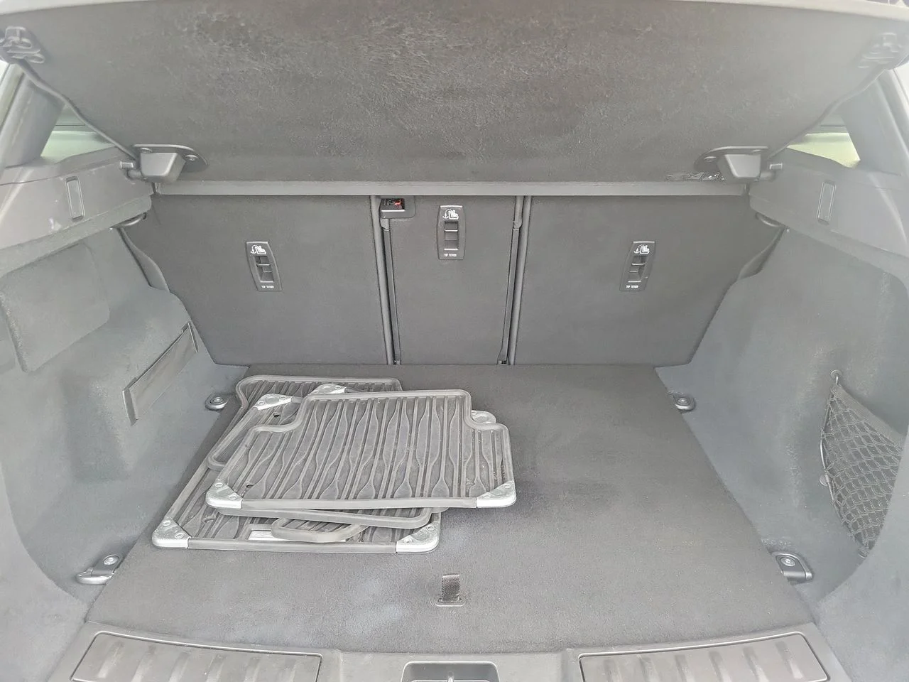 Used 2023 White Land Rover S image 9