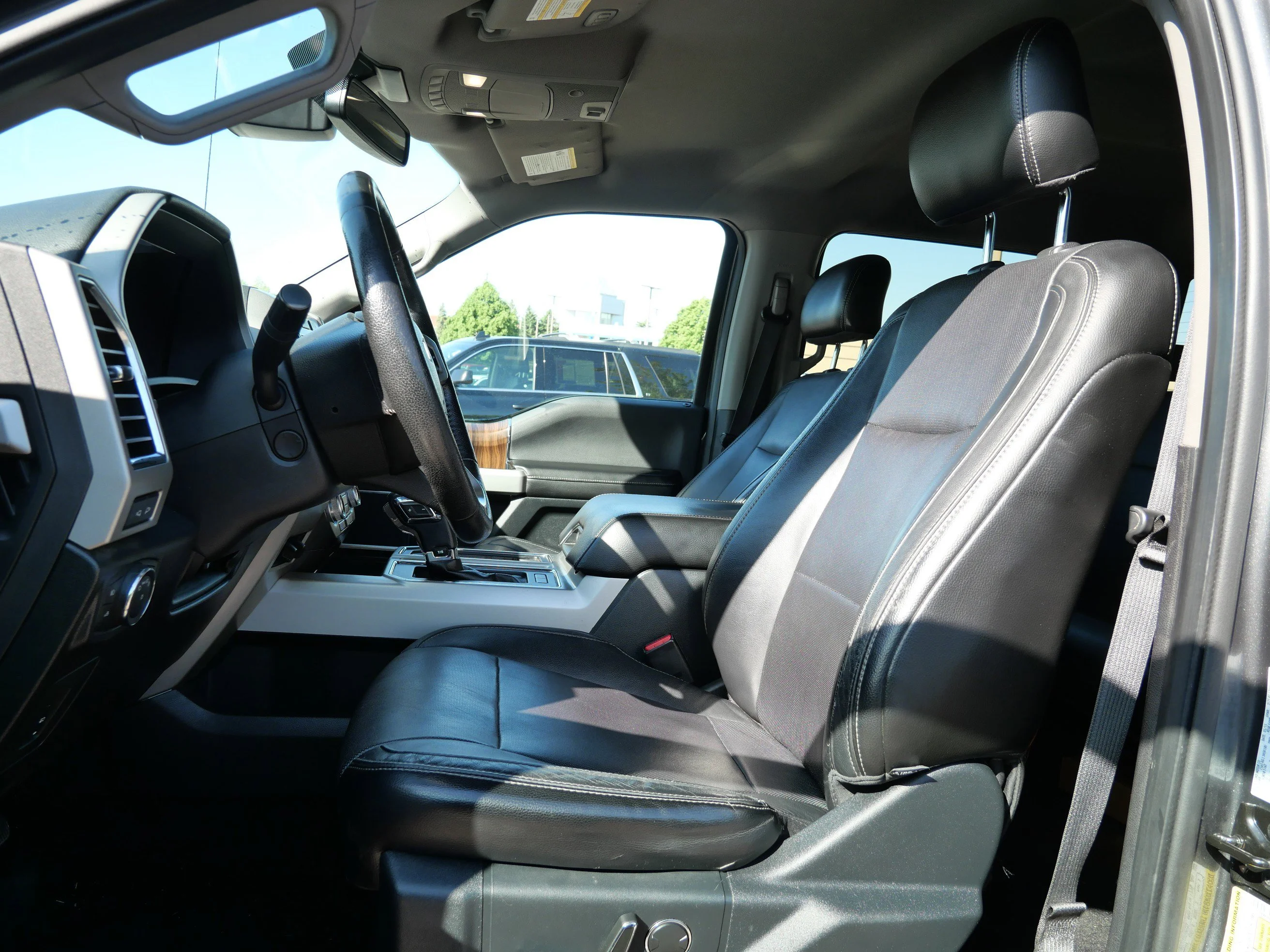 Used 2015 Magnetic Metallic Ford Lariat image 10