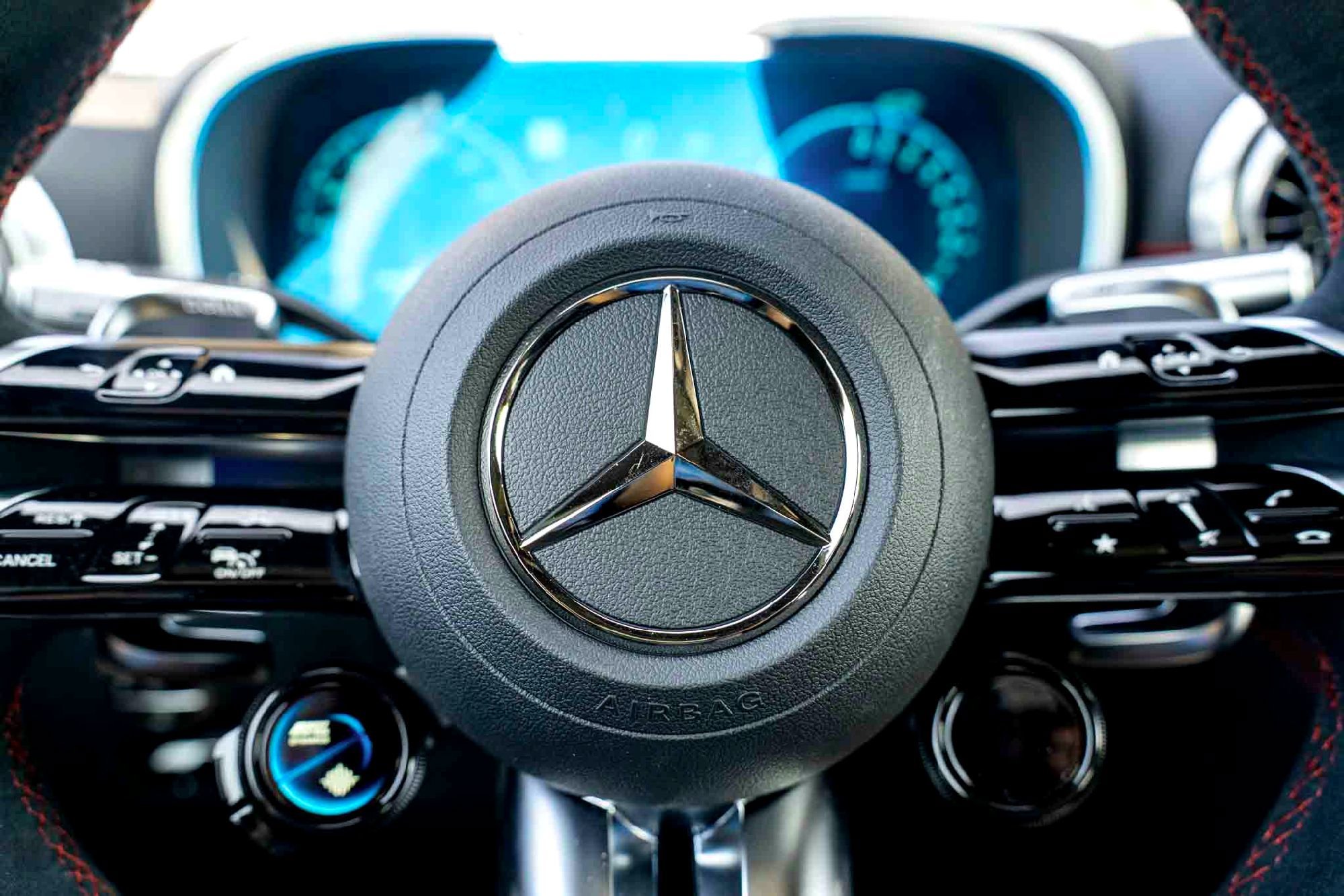 New 2026 MANUFAKTUR Moonlight White Magno Mercedes-Benz AMG® SL 63 S E Performance Roadster image 33