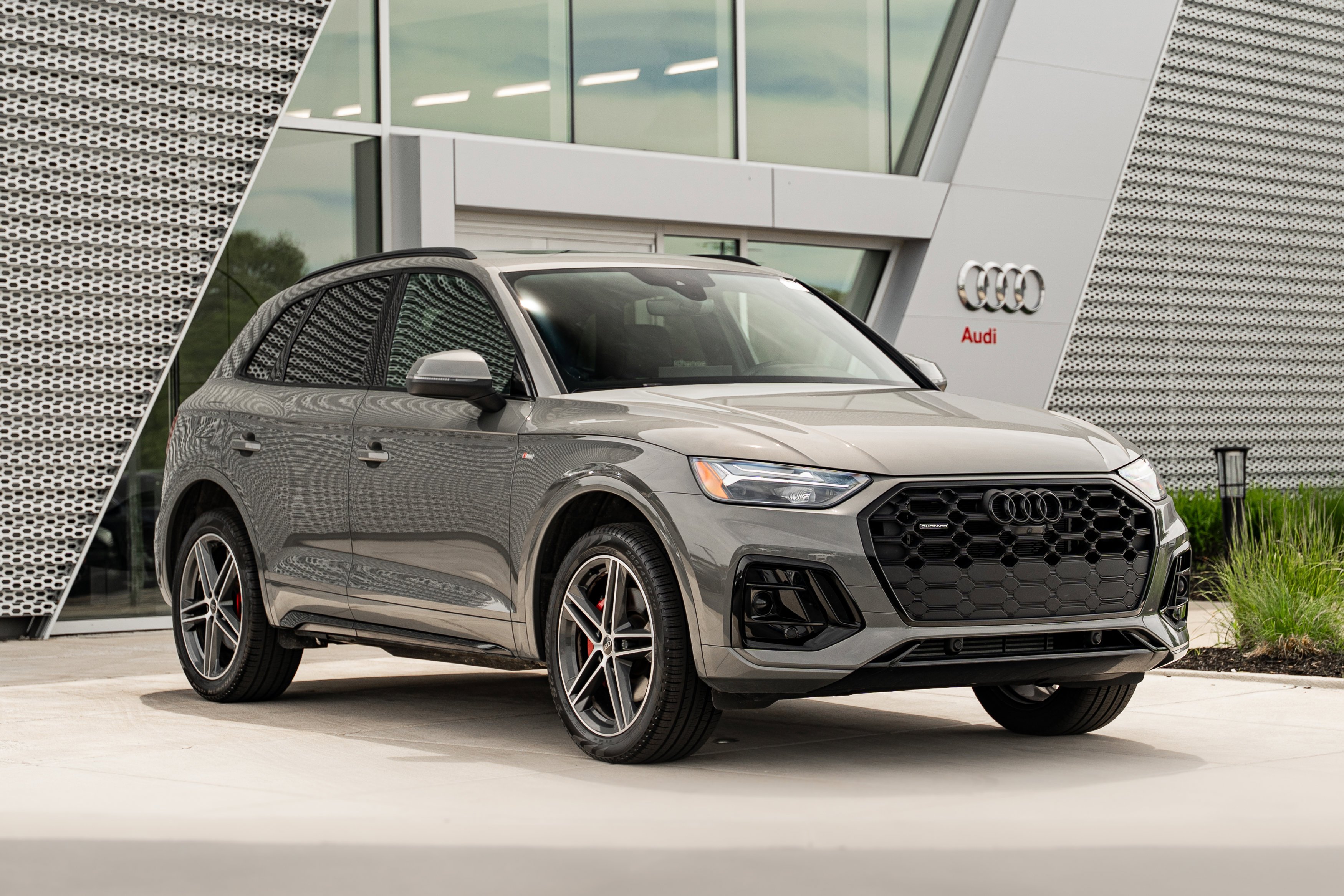 2025 Audi Q5 55 e Premium Plus's photo