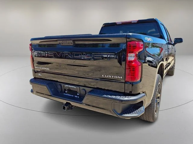 Used 2022 Black Chevrolet Custom image 10