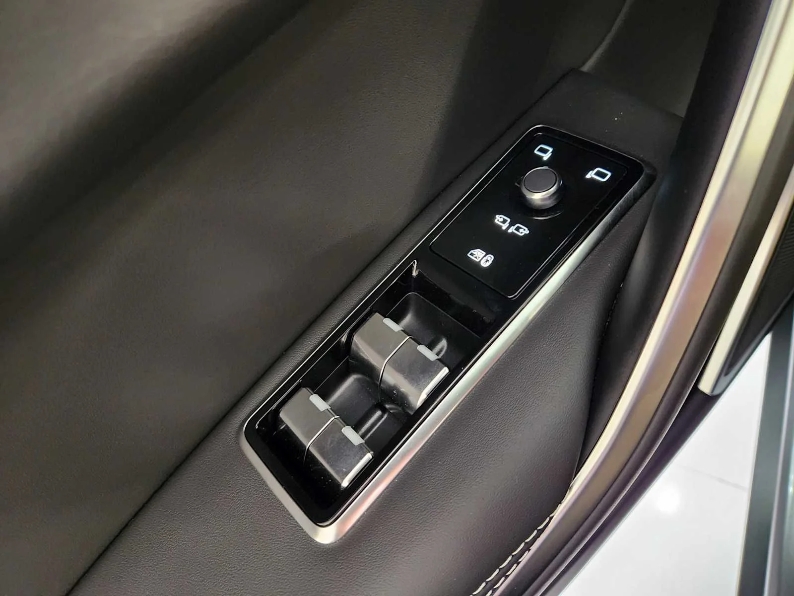 New 2026 Eiger Grey Metallic Jaguar R-Dynamic S image 39