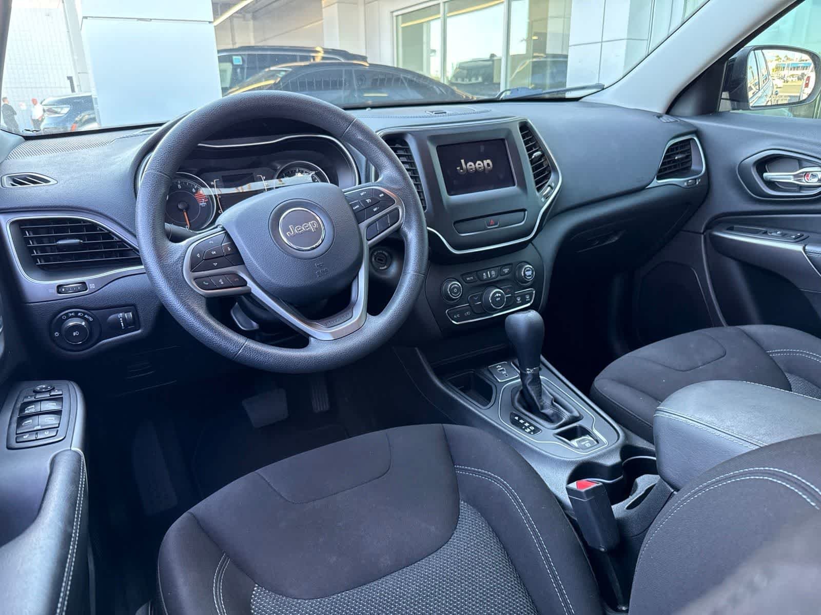 Used 2019 Diamond Black Crystal Pearlcoat Jeep Latitude image 22