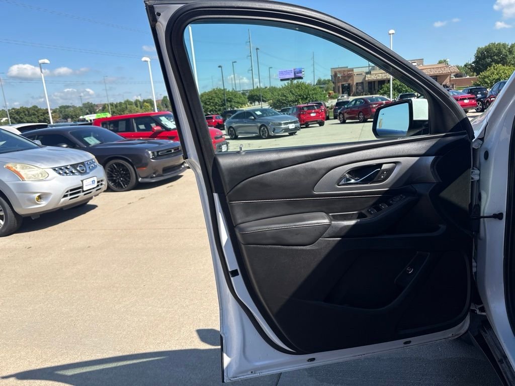 Used 2018 Iridescent Pearl Tricoat Chevrolet LT Cloth w/1LT image 9