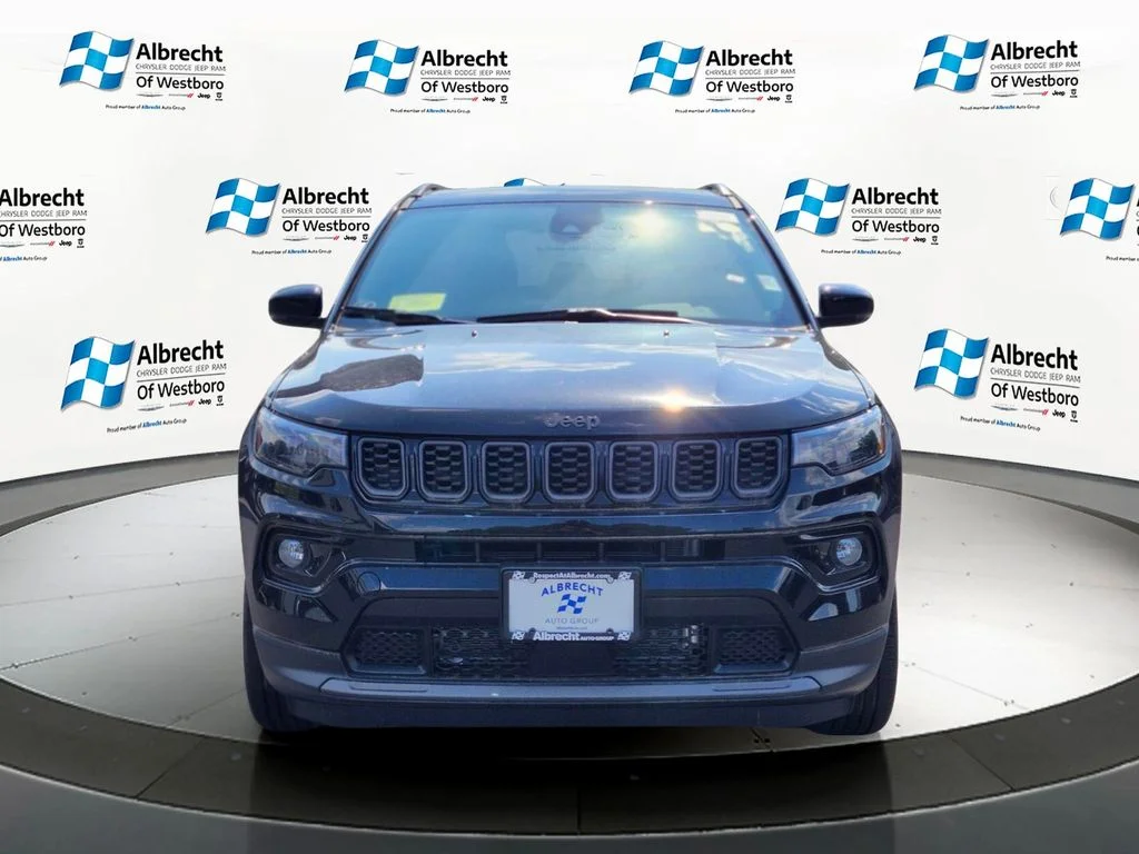 New 2026 Diamond Black Crystal Pearl-Coat Exterior Paint Jeep Limited image 8